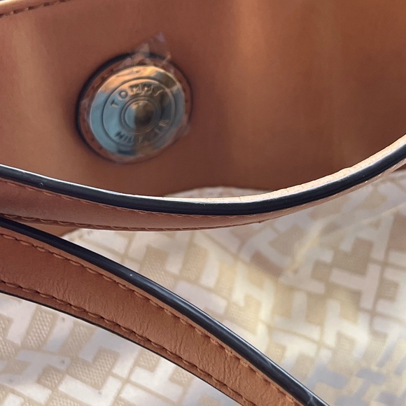 Tommy Hilfiger Tan and Cream Shoulder Bag EUC - Picture 4 of 8